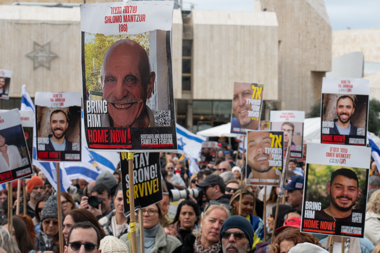 Concentración en la plaza de los rehenes de Tel Aviv en respaldo a los rehenes liberados el 22 de febrero de 2025. (Foto de Magda Gibelli de la agencia EFE)