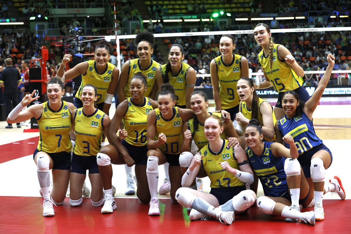 Brasil celebra la victoria tras el partido de Octavos del FIVB Women's Volleyball World Championship 2025 disputado en Bangkok, Tailandia. (Foto de Rungroj Yongrit de la agencia EFE/EPA)