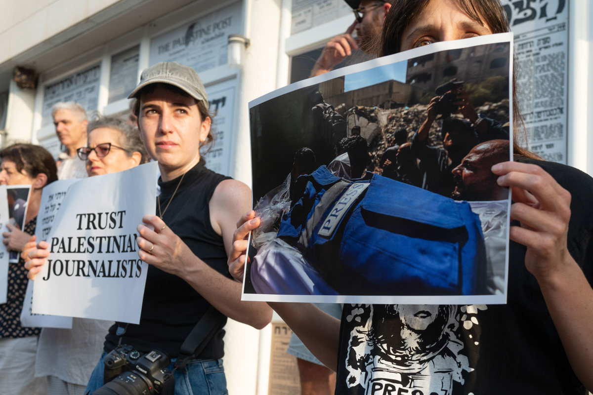 “Dejen de asesinar a periodistas en Gaza”, podía leerse, en inglés, árabe y hebreo, en una de las pancartas exhibidas por el grupo de periodistas, que se concentró en silencio durante una media hora en los escalones de entrada a la sede de la Asociación Nacional de Periodistas Israelíes. (Foto de Magda Gibelli de la agencia EFE)