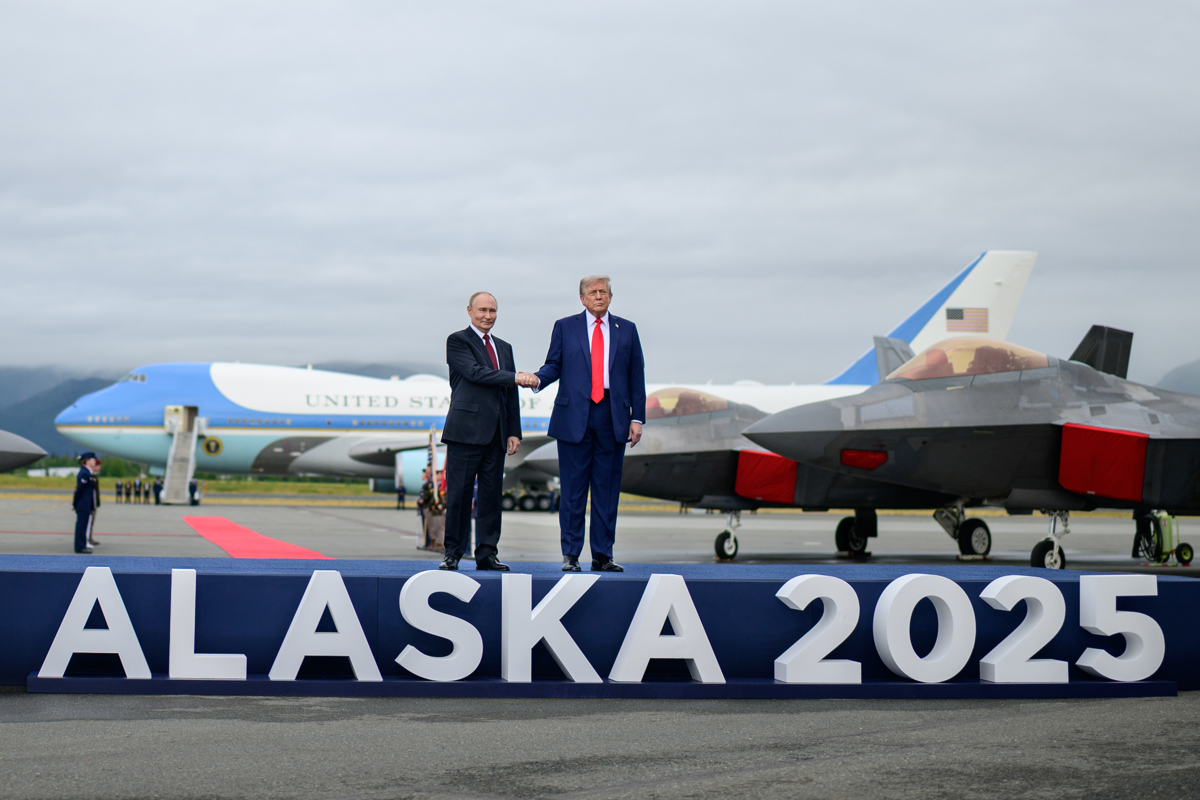 Fotografía tomada de la cuenta oficial de la red social X @WhiteHouse de la Casa Blanca del presidente de los Estados Unidos, Donald Trump (d), junto a su homólogo de Rusia, Vladímir Putin, antes de una reunión este viernes, en Anchorage (Estados Unidos). (EFE/ @WhiteHouse)
