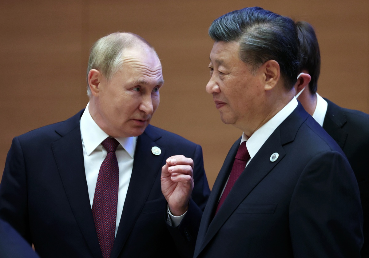 Vladimir Putin (izquierda) habla con Xi Jinping. (Foto de archivo de Sergei Bobylev de la agencia EFE/EPA/SPUTNIK/KREMLIN)