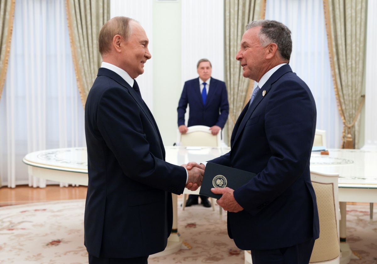 El presidente ruso, Vladímir Putin (izq.), y el enviado especial de EUA para Oriente Medio, Steve Witkoff, se estrechan la mano antes de una reunión en el Kremlin, en Moscú, Rusia, el 6 de agosto de 2025. (Foto de Gavriil Grigorov EFE/ Sputnik / Kremlin)