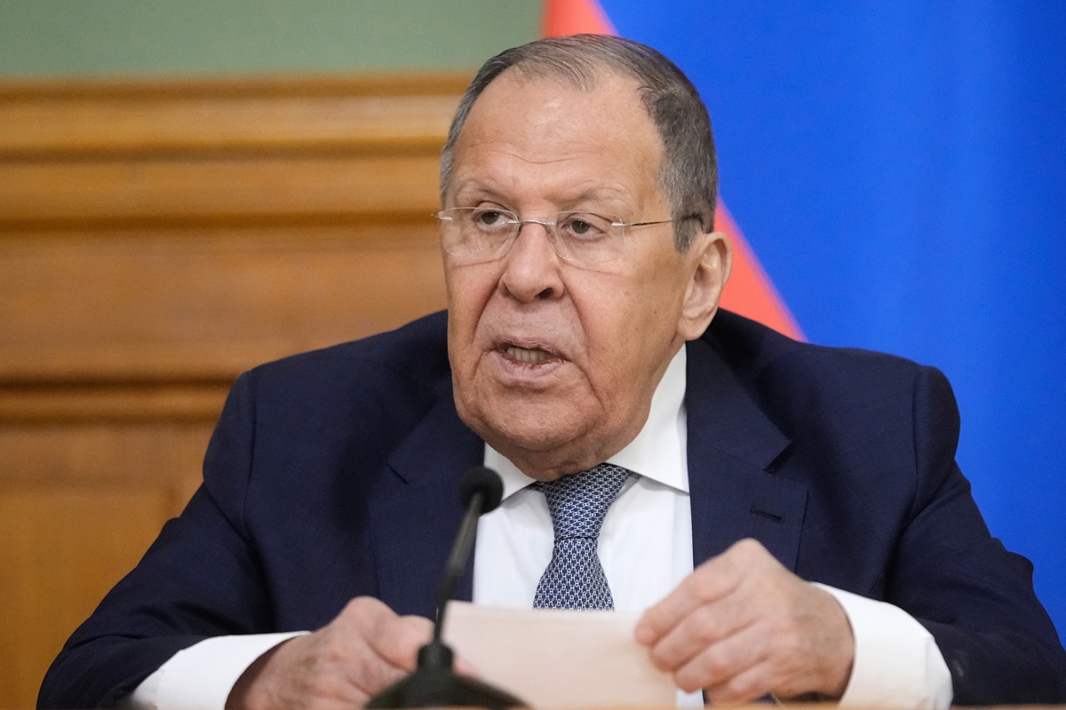 El ministro de Asuntos Exteriores de Rusia, Sergei Lavrov, habla con los medios de comunicación después de una ceremonia de firma con el ministro de Asuntos Exteriores de Jordania tras sus conversaciones en la Mansión Zinaida Morozova en Moscú, Rusia, 20 de agosto de 2025. (Foto de Pavel Bednyakov de la agencia EFE/EPA)