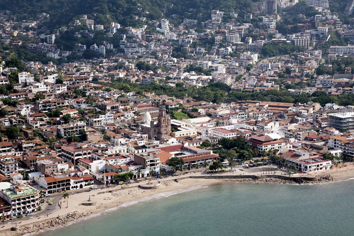 La playa de Puerto Vallarta (México). (Foto de archivo de EFE/STR)