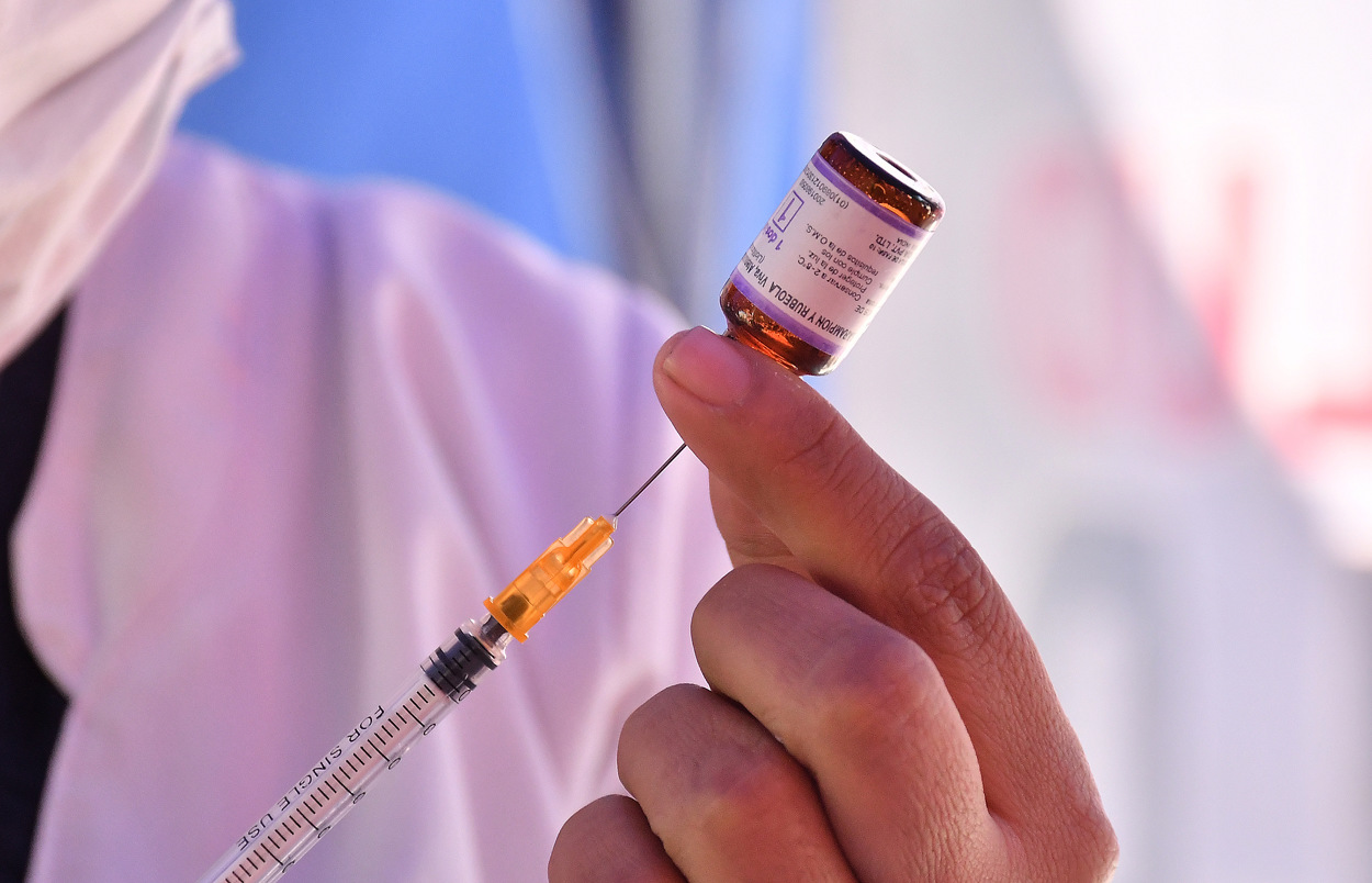 Una persona alista una jeringa con una dosis de vacuna contra el Sarampión. (Foto de archivo de Jorge Ábrego de la agencia EFE)