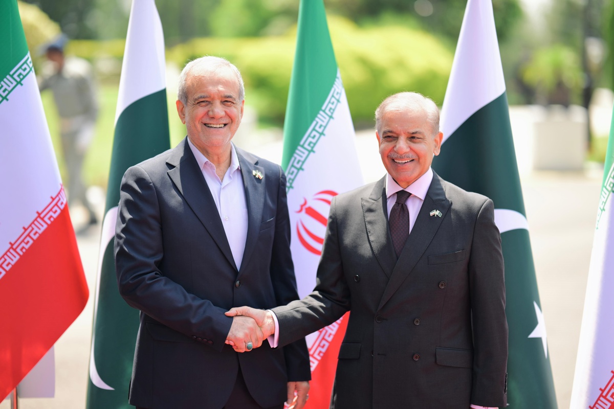El presidente de Irán, Masoud Pezeshkian (I), y el primer ministro de Pakistán (D), Shehbaz Sharif, este domingo en Islamabad. (Foto del Departamento de Prensa/EFE/EPA)