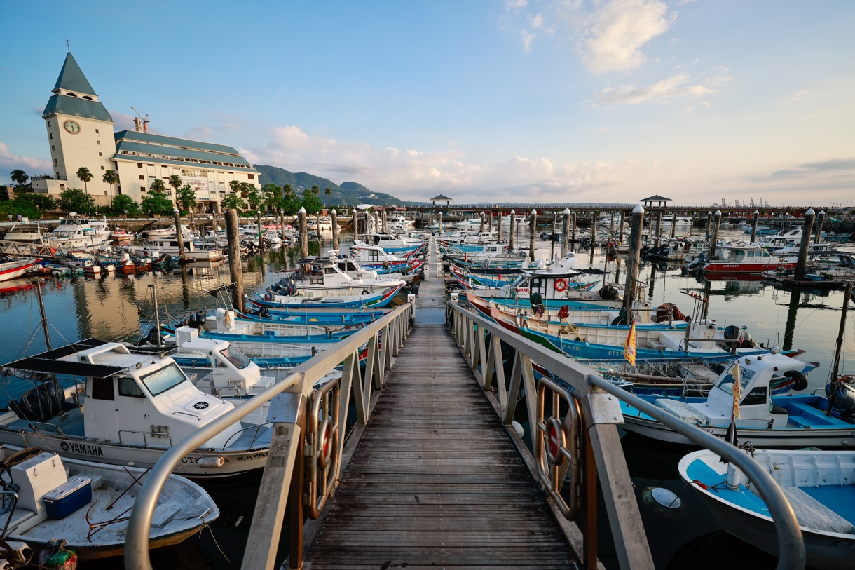 Imagen de botes sin salir del puerto ante la eminente llegada del tifón Podul en Taiwán, el pasado 12 de agosto. (Foto de Ritchie B. Tongo de la agencia EFE/EPA)