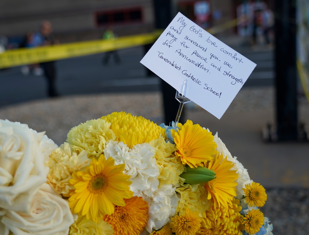Vista de un altar para las víctimas del tiroteo en la escuela católica de La Anunciación en Minneapolis (EUA). (Foto de Craig Lassig de la agencia EFE/EPA)