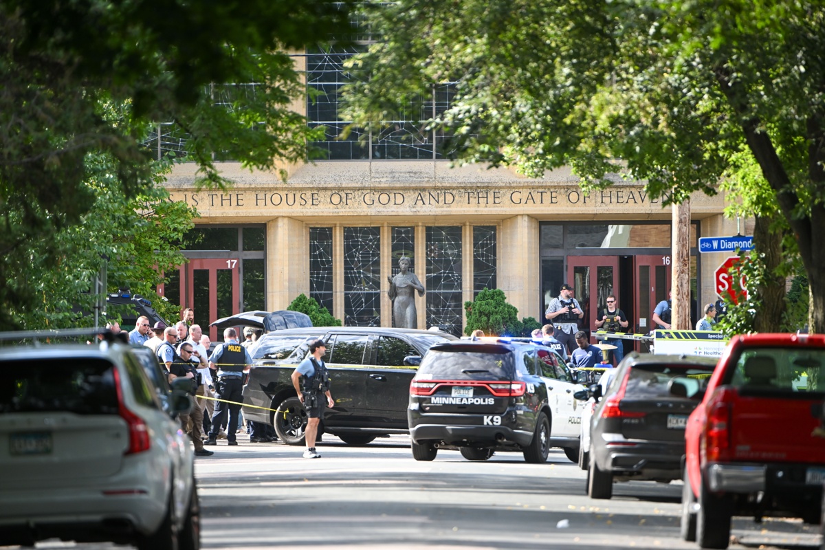 La policía responde a un tiroteo en la Escuela Católica Annunciation en Minneapolis, Minnesota, EUA. (Foto de Craig Lassig de la agencia EFE)