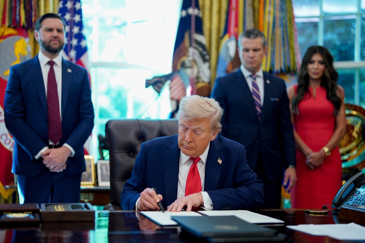 El presidente de Estados Unidos, Donald Trump, firma una orden ejecutiva en la Oficina Oval de la Casa Blanca en Washington. (Foto de Al Drago de la agencia EFE/EPA)