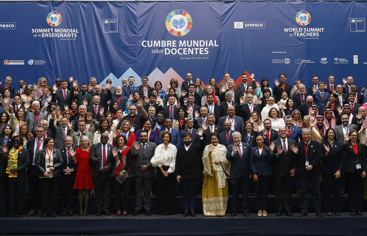 El presidente de Chile, Gabriel Boric (c), posa junto a varios asistentes para la foto oficial durante la Cumbre Mundial sobre Docentes este jueves, en la Sede Central de la Comisión Económica para América Latina y el Caribe de las Naciones Unidas (CEPAL), en Santiago (Chile). (Foto de Elvis González de la agencia EFE)