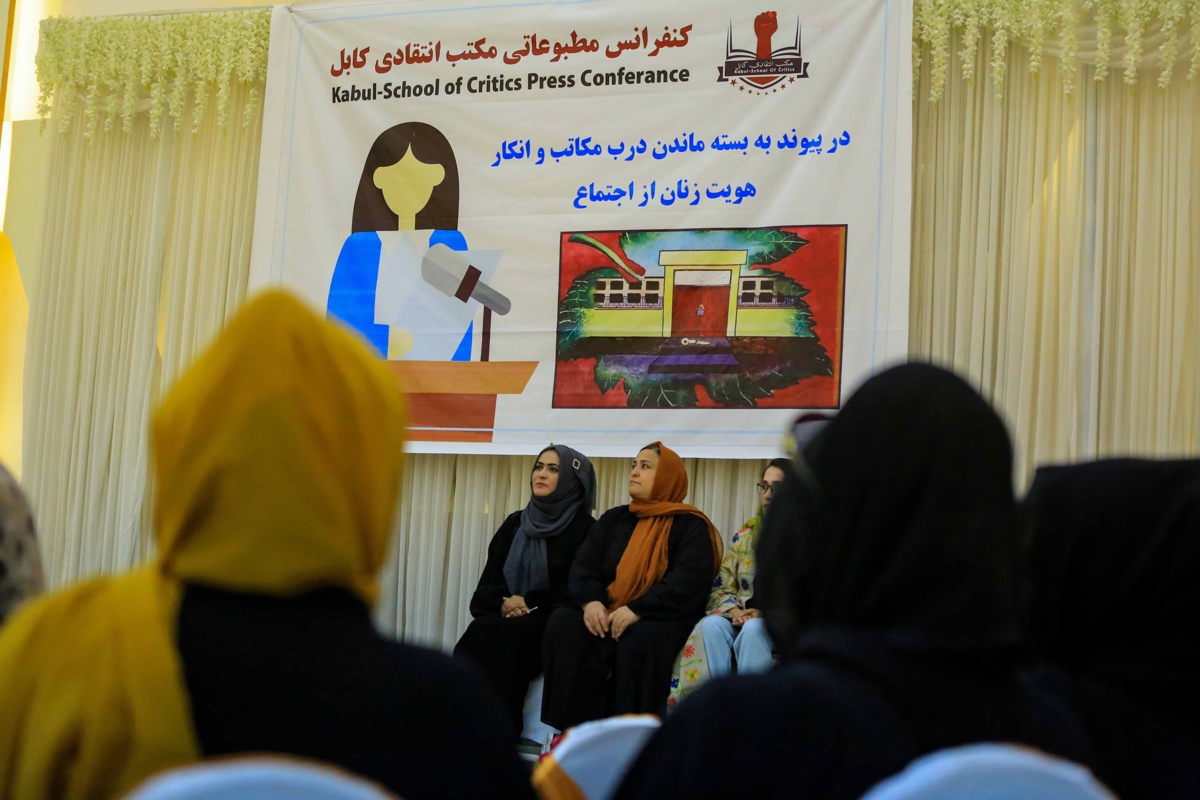 Activistas por los derechos de las mujeres afganas asisten a una ceremonia en Kabul para exigir que el gobierno talibán otorgue más derechos a las mujeres, abra escuelas superiores para niñas e incluya a las mujeres en una asamblea de académicos y líderes en Afganistán conocida como Loya Jirga. (Foto de archivo de EFE/EPA/STRINGER)