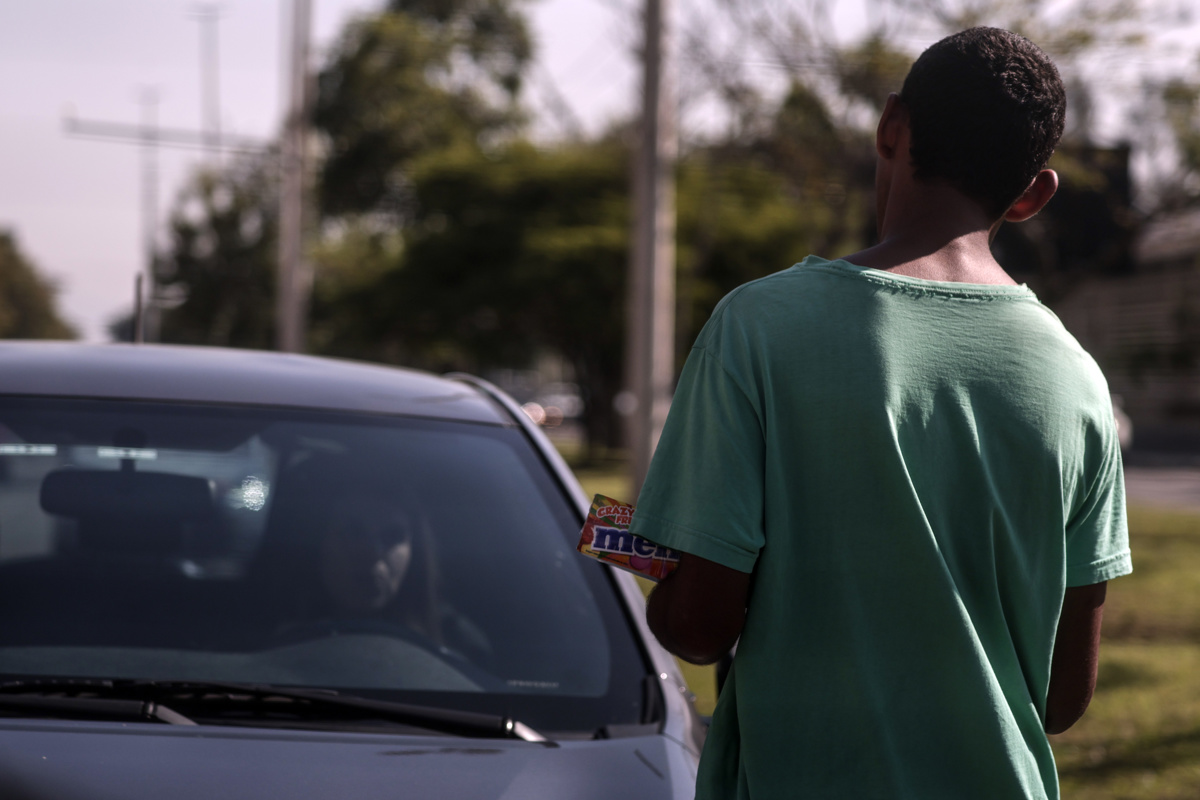 Un niño vende dulces en un semáforo en Rio de Janeiro (Brasil). (Foto de archivo de Antonio Lacerda de la agencia EFE)