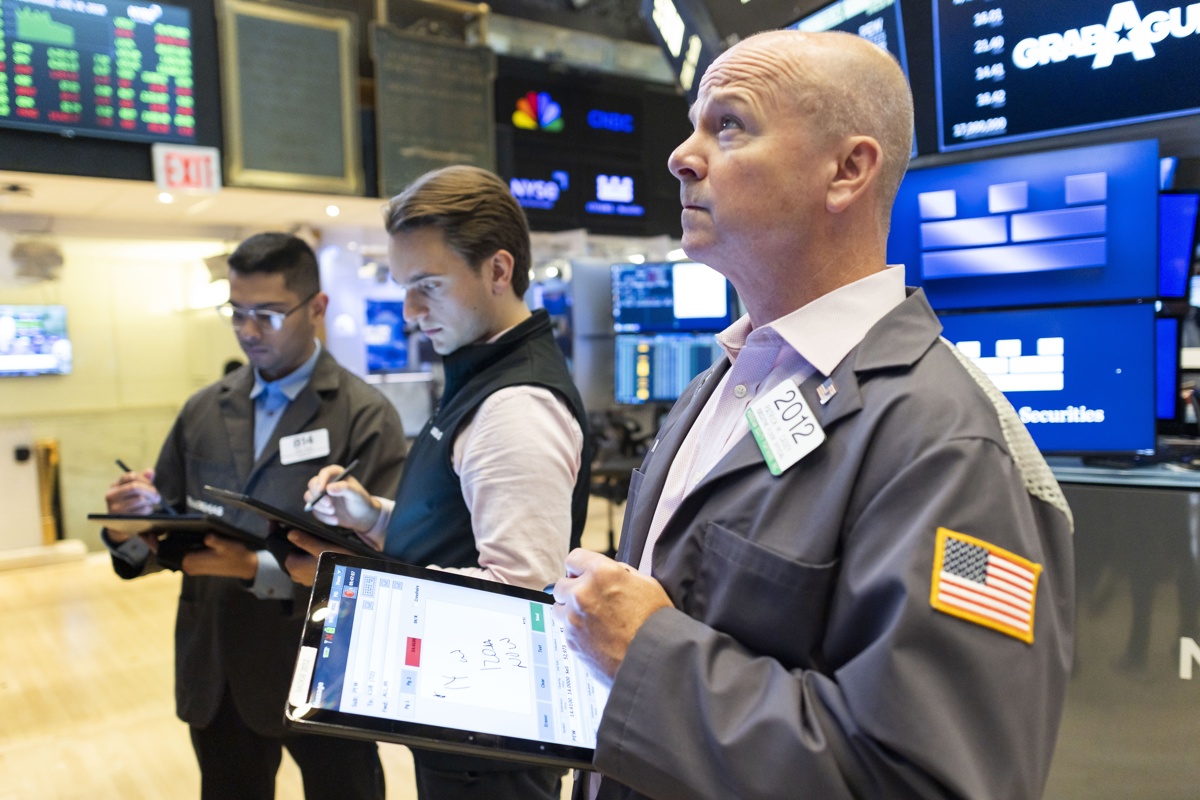Trabajadores en la Bolsa de Nueva York (EUA). (Foto de archivo de Justin Lane de la agencia EFE)
