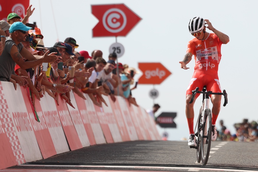 El argentino Germán Tivani celebra la victoria en la penúltima etapa de la Vuelta a Portugal. (Foto de EFE)