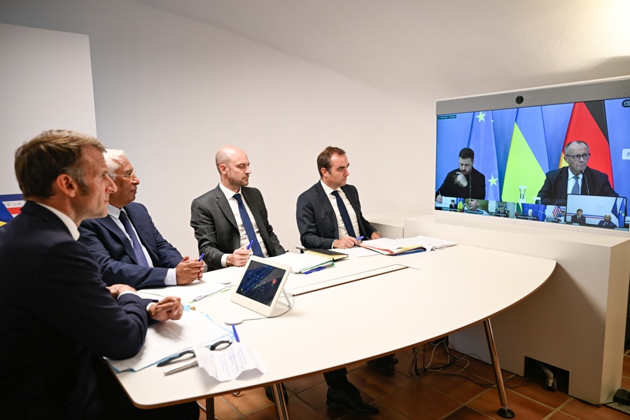 El presidente francés Emmanuel Macron, Antonio Costa, presidente del Consejo Europeo, el ministro francés de Europa y Asuntos Exteriores Jean-Noel Barrot y el ministro de Defensa de Francia Sebastien Lecornu asisten a una videoconferencia con el presidente de Ucrania Volodymyr Zelensky y la canciller alemana Friedrich Merz. (Foto de EFE)