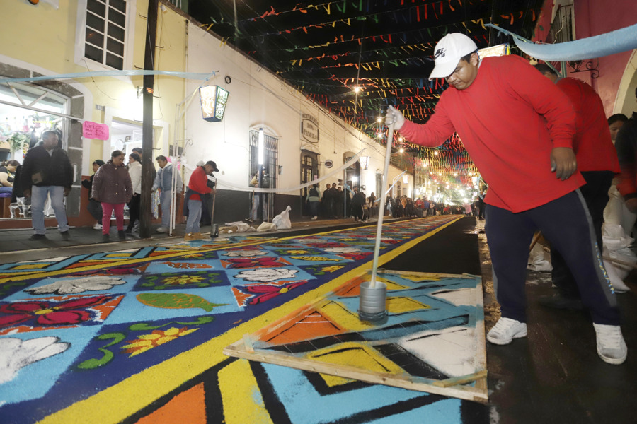 Artesanos adornan las calles con figuras y flores de aserrín durante la tradicional “Noche que Nadie Duerme”, en honor a la Virgen de la Caridad este viernes, en el municipio de Huamantla. (Foto de EFE)