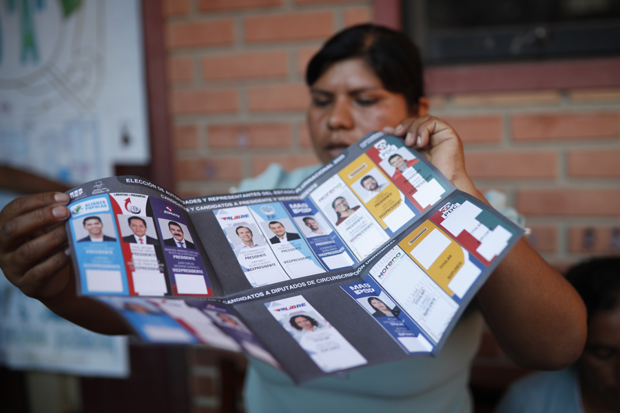 Una jurado muestra un voto sin marcar en una mesa de votación en la Escuela Villa 14 de Septiembre, municipio de Villa Tunari. (Foto de EFE)