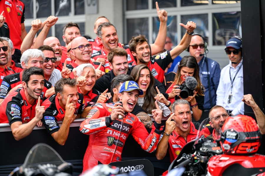 El español Marc Márquez (Ducati Desmosedici GP24), líder del Mundial de MotoGP, celebra la victoria en Austria. (Foto de EFE)