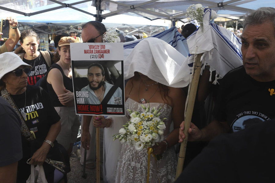 La exrehén israelí y mexicana Ilana Gritzewsky, liberada durante la tregua de noviembre de 2023, celebra una boda simbólica en la ya denominada como Plaza de los Rehenes en Tel Aviv, con su pareja, Matan Zangauker, quien aún continúa cautivo en la franja de Gaza. (Foto de EFE)