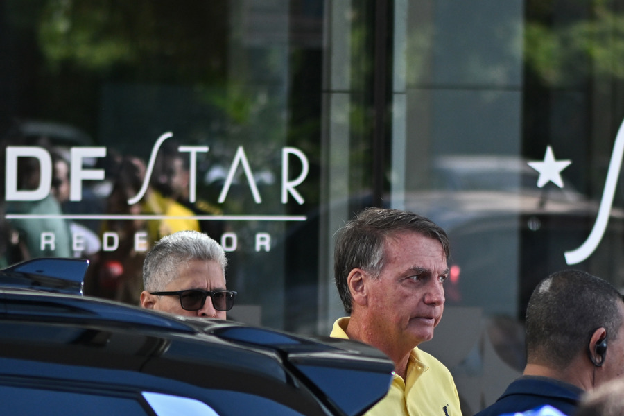 El expresidente de Brasil, Jair Bolsonaro, asiste al Hospital DF Star en Brasilia. (Foto de EFE)