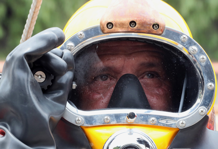 El buzo especializado en aguas negras Julio César Cu, posa durante una entrevista con EFE en la Ciudad de México.