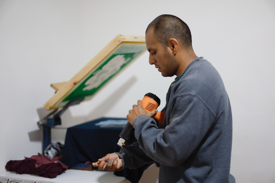 El serigrafista Ismael Corona, trabaja en un taller textil en la Ciudad de México. (Foto de EFE)