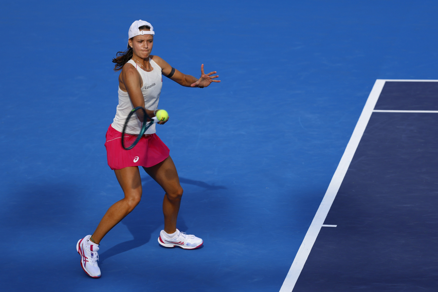 La colombiana Emiliana Arango devuelve una bola ante la francesa Elsa Jacquemot en la semifinal del torneo Guadalajara Open WTA 500. (Foto de EFE)