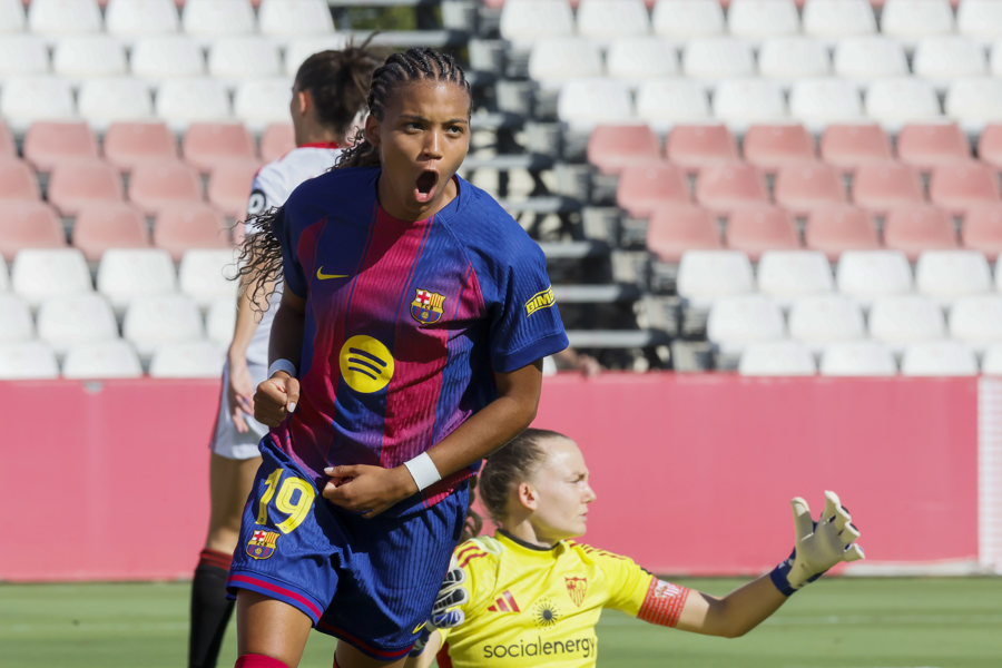 La delantera del FC Barcelona, Vicky López, celebra el gol conseguido ante el Sevilla, durante el partido de la jornada 4 de la Liga F, en la Ciudad Deportiva “Jose Ramón Cisneros Palacios” del Sevilla Futbol Club, en la capital andaluza.
