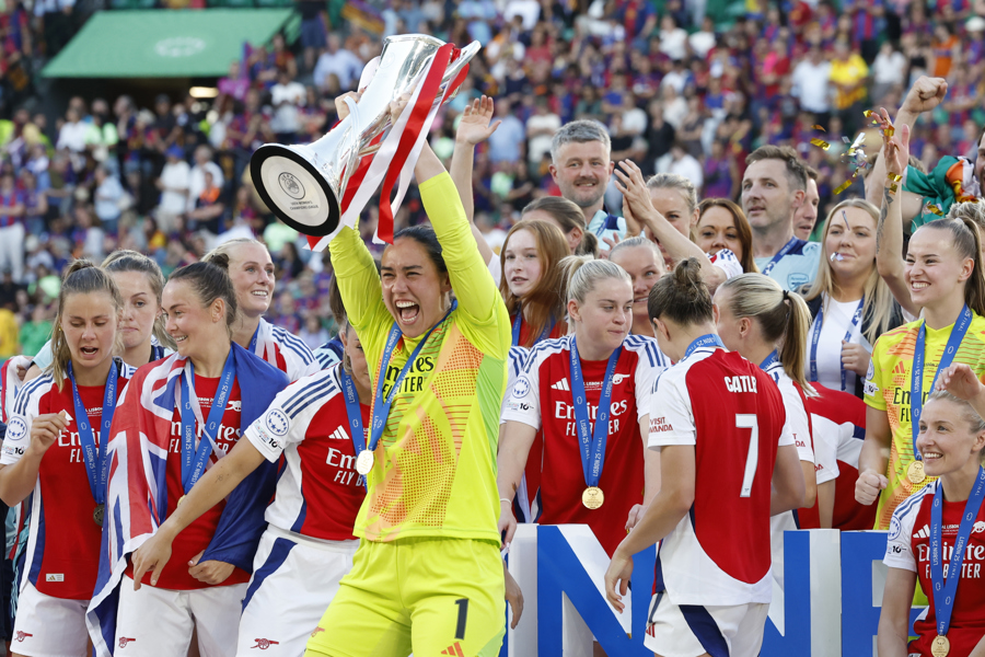 Fotografía de Toni Albir, de EFE, en la que puede verse en una imagen de archivo del 24 de mayo de 2025 a las jugadoras del Arsenal levantando el título tras la final de la Liga de Campeones Femenina UEFA, en la que derrotaron al Barcelona.