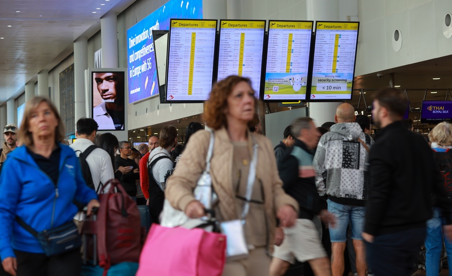 Pasajeros caminan este domingo en el aeropuerto de Bruselas, donde decenas de vuelos estaban cancelados debido a un ciberataque que afectó al sistema de facturación y embarque. (Foto de EFE)