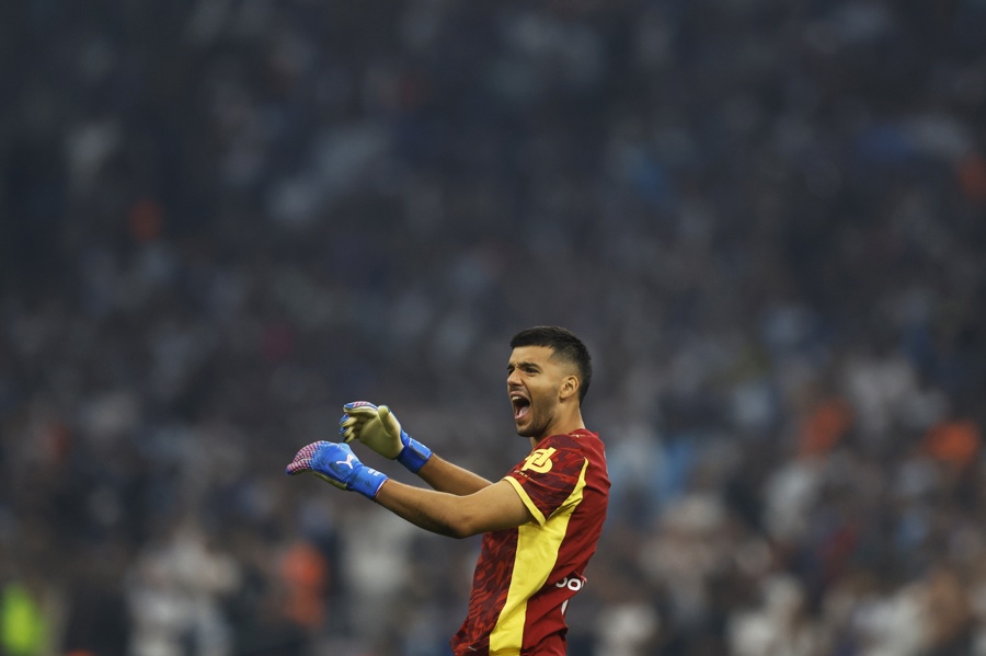 El portero del Marsella Gerónimo Rulli celebra el triunfo de su equipo sobre el Paris Saint-Germain FC. (Foto de EFE)