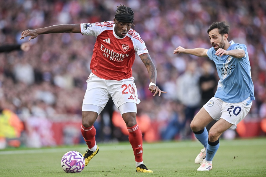 El jugador del Arsenal, Noni Madueke, Bernardo Silva, del Manchester City, en acción durante el partido de la Premier League que han jugado Arsenal FC y Manchester City, en Londres, Reino Unido. (Foto de EFE)