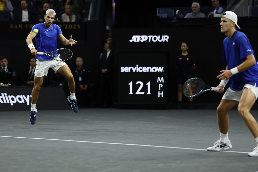 El equipo de Europa, Carlos Alcaraz de España y Jakub Mensik de la República Checa en acción contra el equipo del Mundo, Taylor Fritz y Alex Michelsen, de Estados Unidos en la Copa Laver. (Foto de EFE)