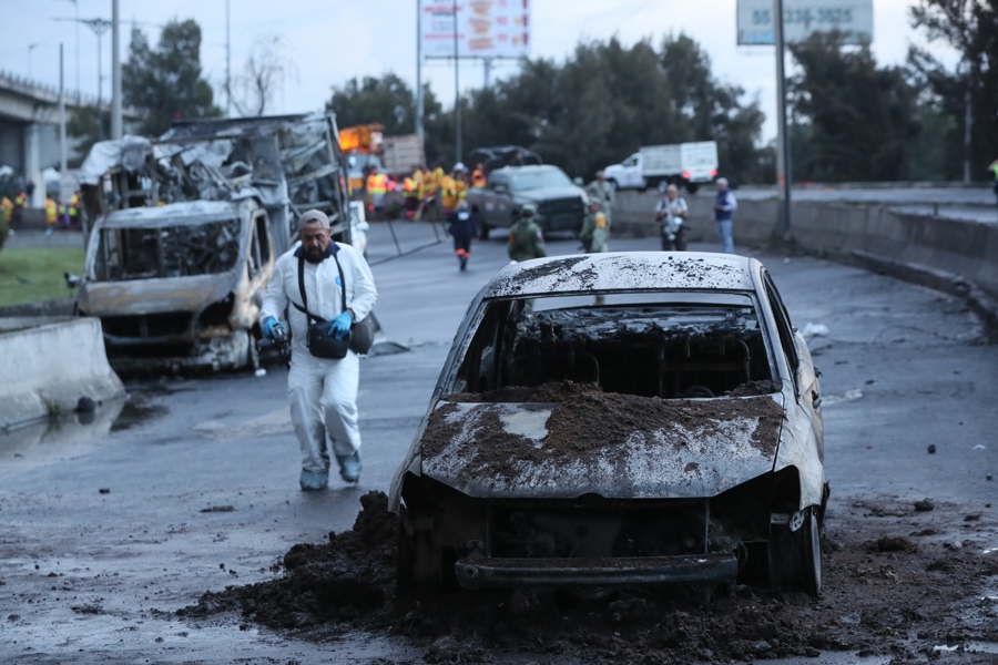 Fotografía que muestra un vehículo calcinado luego del accidente de un camión de gas en Ciudad de México. (Foto de EFE)