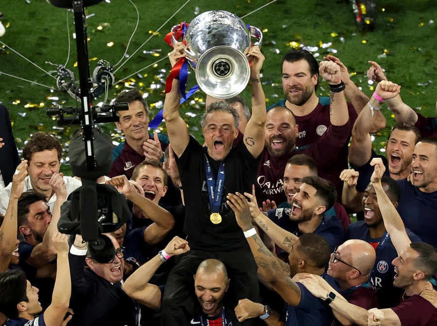 Fotografía de Friedemann Vogel, de EFE, en la que puede verse en una imagen de archivo del 31 de mayo de 2025 al técnico del PSG, el español Luis Enrique Martínez, y al resto del equipo tras conquistar la Liga de Campeones frente al Inter de Milán.