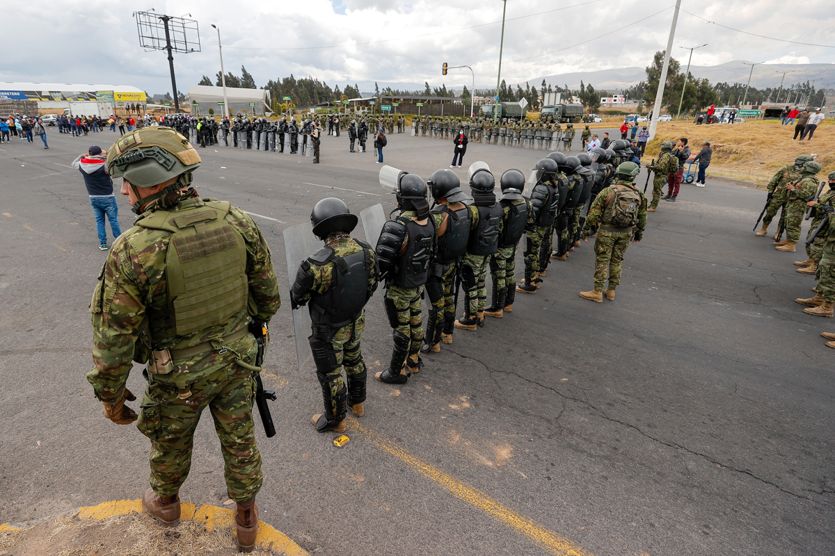 Integrantes de las Fuerzas Armadas de Ecuador fueron captados este lunes, 22 de septiembre, al vigilar una carretera, durante una protesta, en Latacunga (Ecuador). (Foto de José Jácome de la agencia EFE)