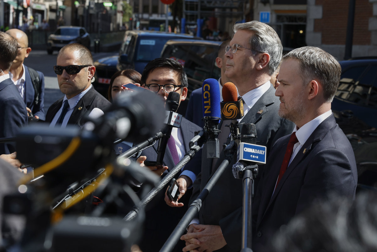 El secretario del Tesoro estadounidense, Scott Bessent (2d), tras su reunión con el viceprimer ministro chino, He Lifeng, este lunes en Madrid para negociar sobre aranceles, controles de exportación y el futuro de la aplicación TikTok, en la cuarta ronda de conversaciones que mantienen ambos países tras las de Ginebra, Londres y Estocolmo. (Foto de J.J. Guillén de la agencia EFE)