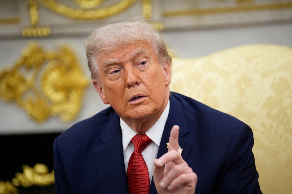 El presidente de Estados Unidos, Donald Trump, habla durante su reunión con el presidente turco, Recep Tayyip Erdogan (no en la imagen), en la Oficina Oval de la Casa Blanca, en Washington, DC, EUA, el 25 de septiembre de 2025. (Foto de Yuri Gripas de la agencia EFE)