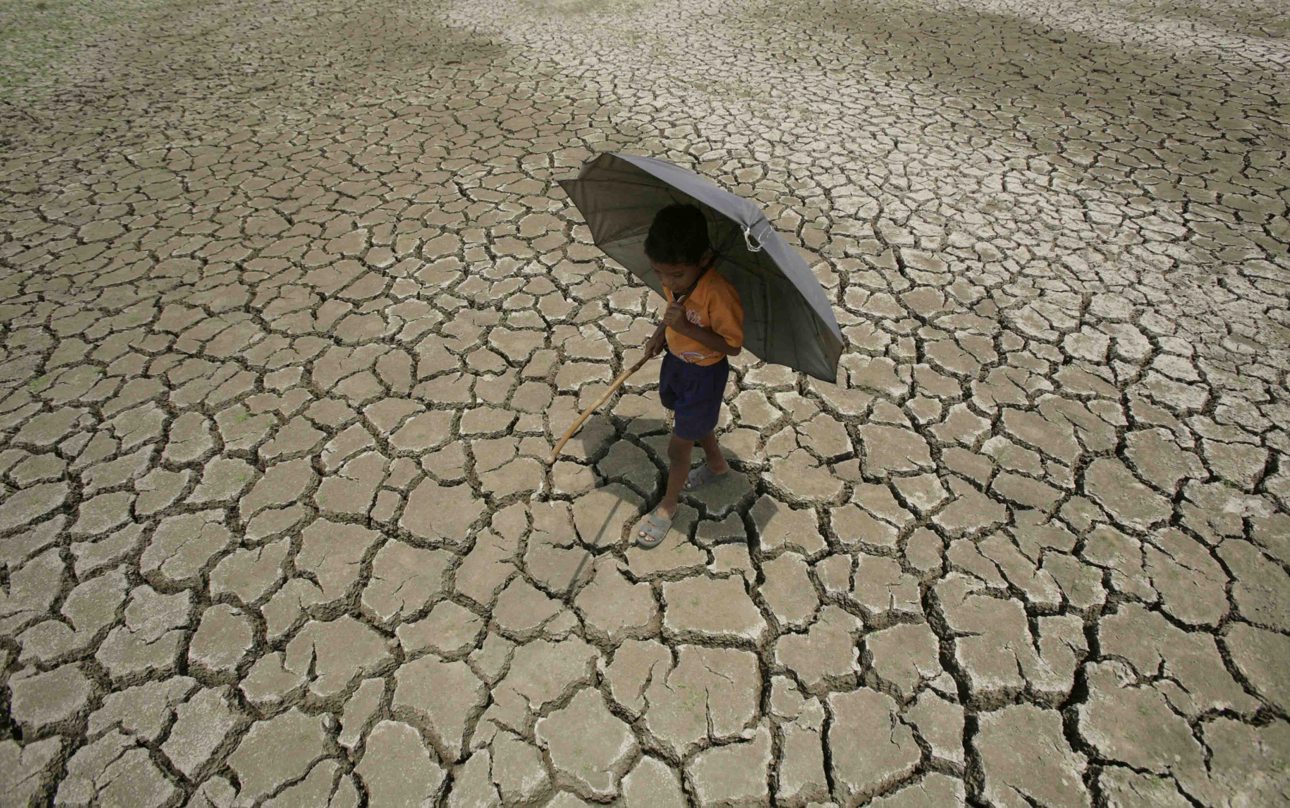 Un niño indio camina por un terreno agrietado, en el pasado una charca, debido a la fuerte sequía, en Bhubaneswar, Orissa, la India. (Foto de archivo de la agencia EFE)