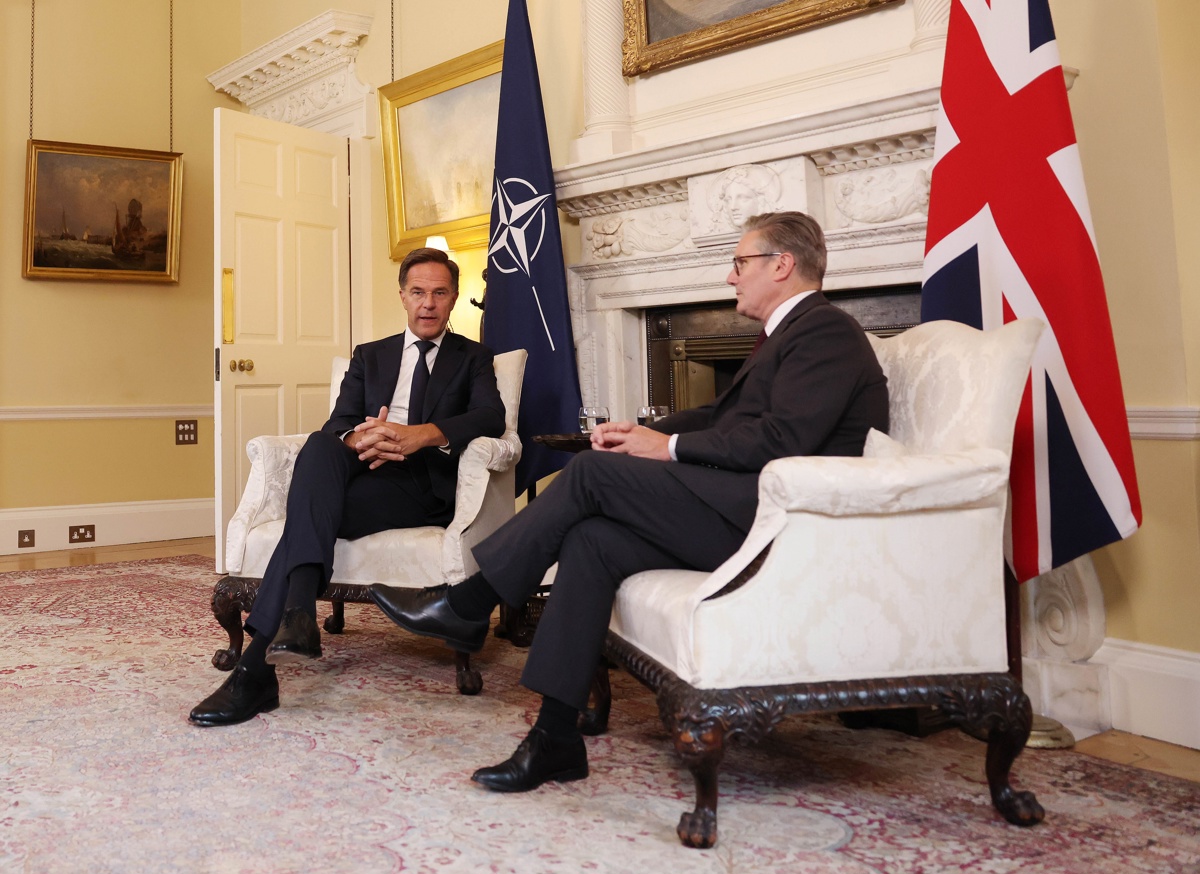 El primer ministro británico, Keir Starmer (D), y el secretario general de la OTAN, Mark Rutte (I), este martes en Downing Street. (Foto de Neil Hall de la agencia EFE/EPA)