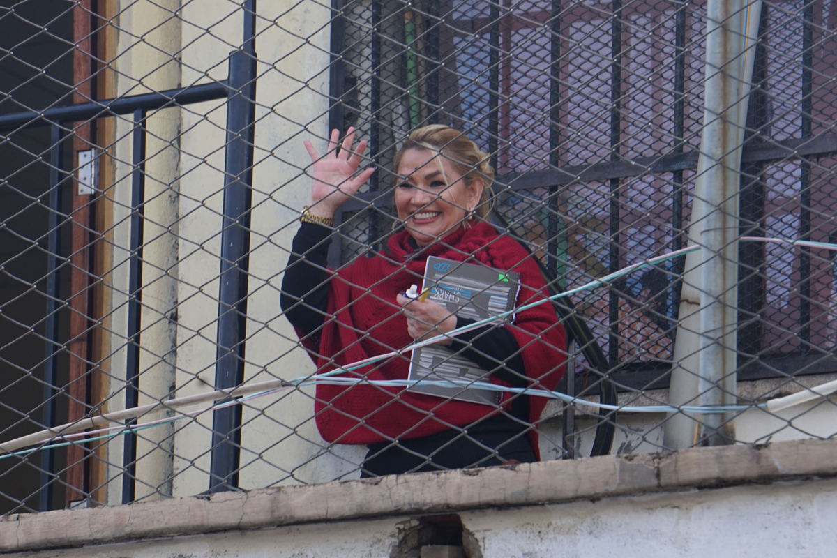 La expresidenta interina de Bolivia Jeanine Áñez, saludando en el Centro de Orientación Femenina de Miraflores, en La Paz (Bolivia). (Foto de archivo de Stringer de la agencia EFE)