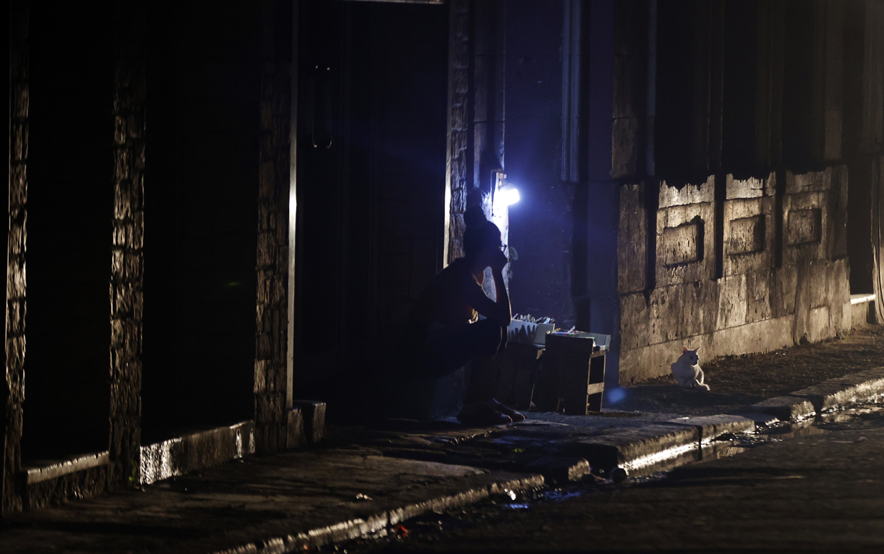 Una persona espera el regreso de la electricidad afuera de su casa el miércoles, en La Habana (Cuba). (Foto de Ernesto Mastrascusa de la agencia EFE)