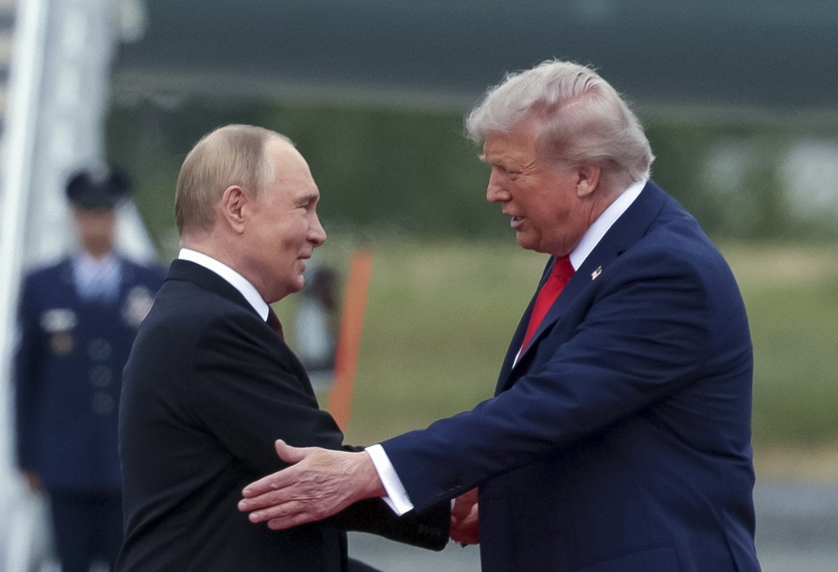 El pasado 15 de agosto en una reunión se saludó el presidente de Estados Unidos, Donald Trump (d), a su homólogo ruso, Vladímir Putin, en Anchorage (Alaska, EUA). (Foto de archivo de Gavriil Grigorov/ EFE/ Sputnik/Kremlin/Pool)