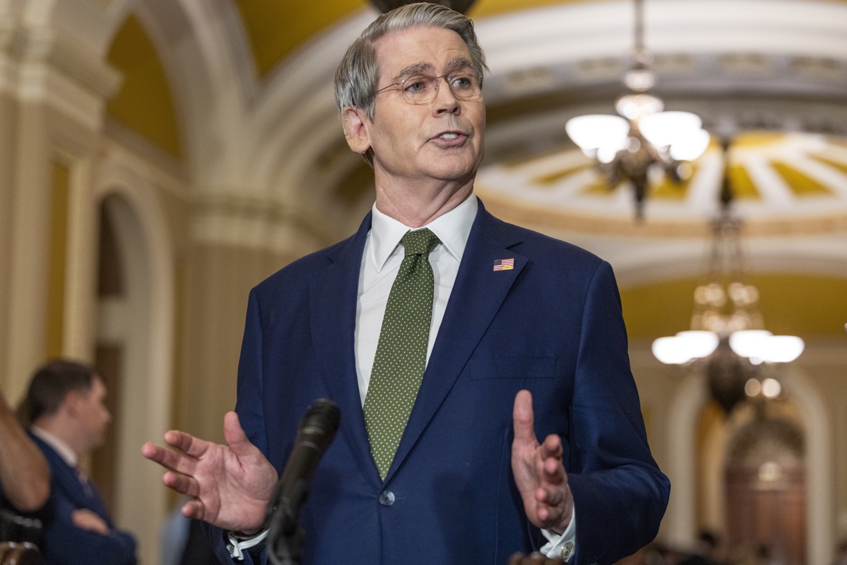 El secretario del Tesoro de Estados Unidos, Scott Bessent, hablando a los medios de comunicación en el Capitolio en Washington (EUA). (Foto de archivo de Shawn Thew de la agencia EFE/EPA)