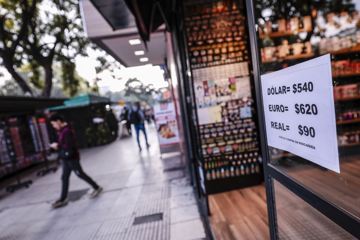 Aviso con el precio de varias divisas en una tienda en Buenos Aires (Argentina). (Foto de archivo fechada el 26 de abril de 2023 de Juan Ignacio Roncoroni de la agencia EFE)