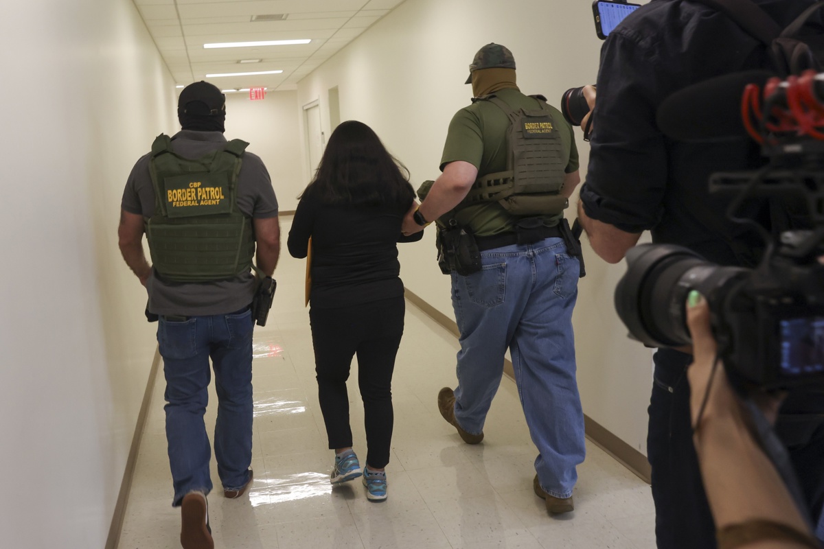 Agentes federales deteniendo a una persona dentro de un edificio federal donde se celebran audiencias de inmigración, en Nueva York, Estados Unidos. (Foto de archivo de Sarah Yenesel de la agencia EFE/EPA)