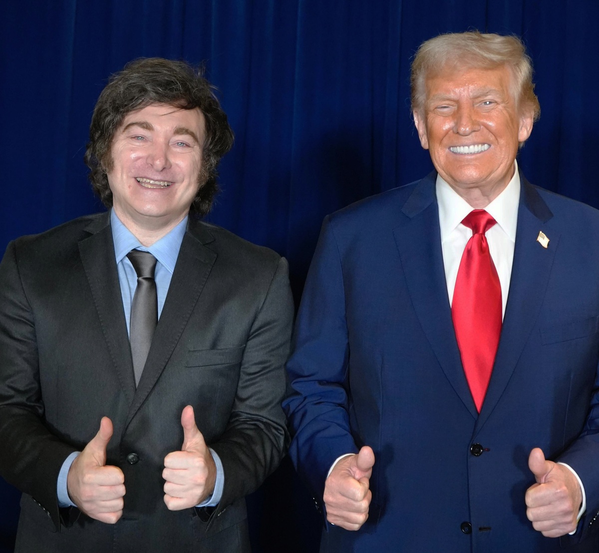 Fotografía cedida por la Presidencia de Argentina del mandatario Javier Milei (i), posando junto al presidente de los Estados Unidos, Donald Trump, durante una reunión este martes, en Nueva York (Estados Unidos). (Foto EFE/ Presidencia de Argentina)