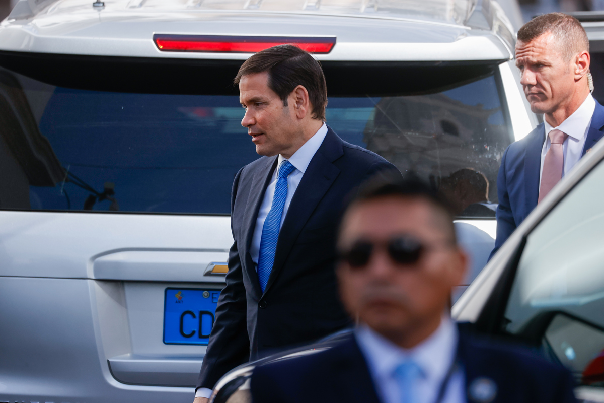 El secretario de Estado de los Estados Unidos, Marco Rubio (c), llega al Palacio de Gobierno este jueves, en Quito (Ecuador). (Foto de José Jácome de la agencia EFE)