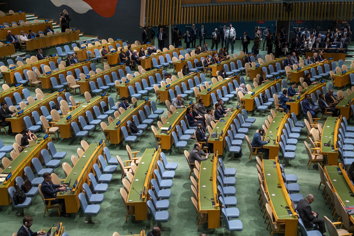 Decenas de delegados de distintos países se pusieron de pie en el momento en que Netanyahu se dirigía a la Asamblea General de la ONU y se ausentaron a modo de protesta. (Foto de Ángel Colmenares de la agencia EFE)